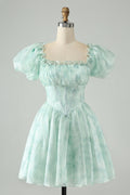 Hermoso vestido de fiesta corto verde claro con escote cuadrado, floral y volantes
