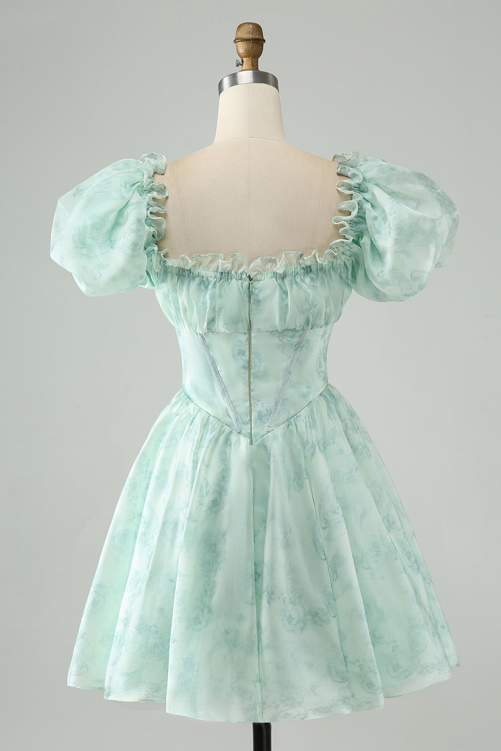 Hermoso vestido de fiesta corto verde claro con escote cuadrado, floral y volantes