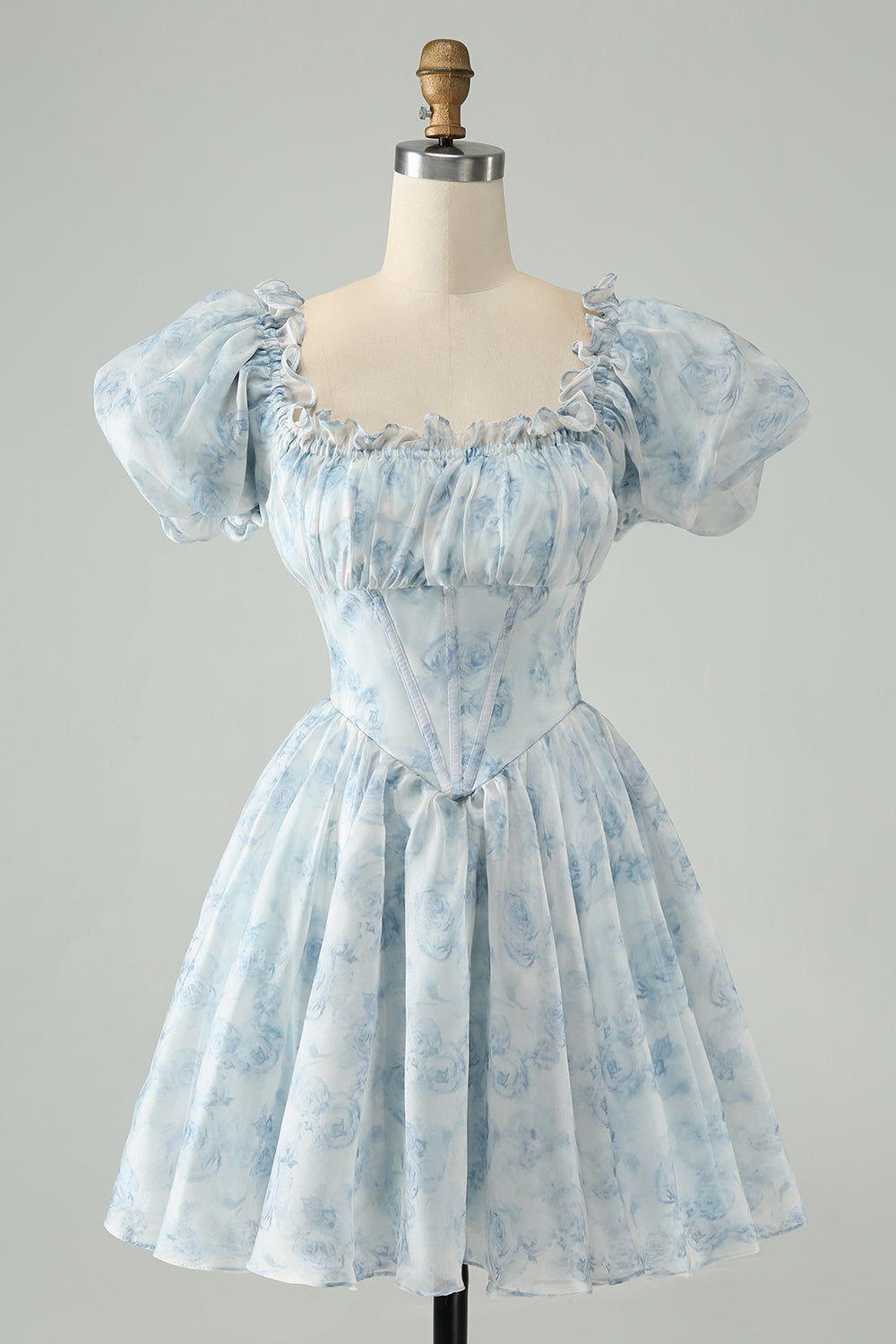 Hermoso vestido de fiesta corto verde claro con escote cuadrado, floral y volantes