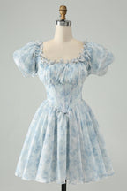 Hermoso vestido de fiesta corto verde claro con escote cuadrado, floral y volantes