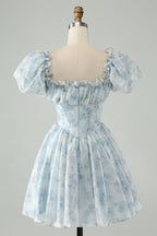 Hermoso vestido de fiesta corto verde claro con escote cuadrado, floral y volantes