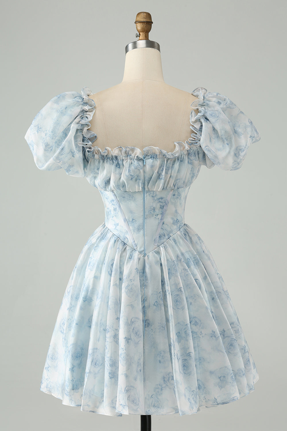 Hermoso vestido de fiesta corto verde claro con escote cuadrado, floral y volantes