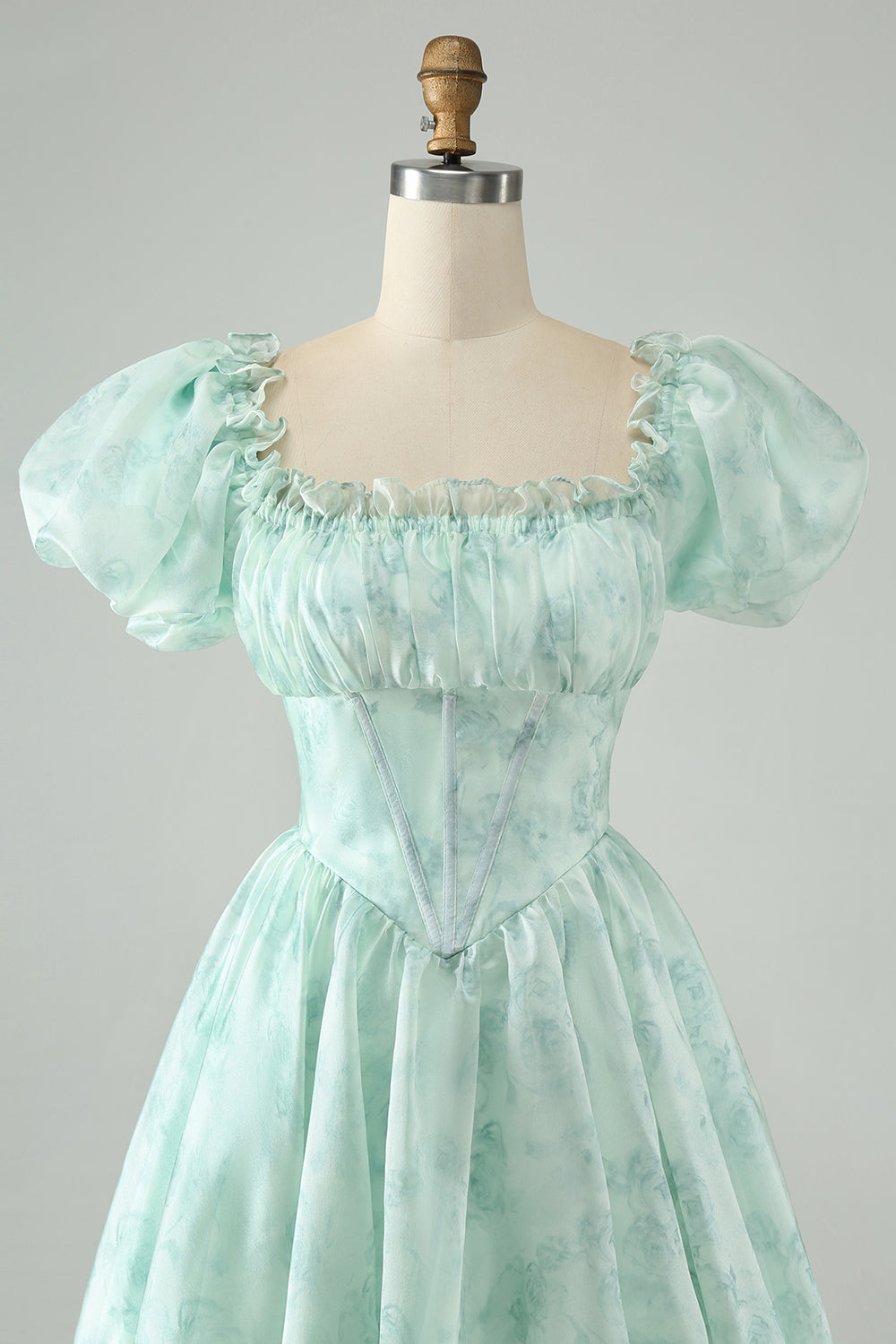Hermoso vestido de fiesta corto verde claro con escote cuadrado, floral y volantes