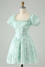 Hermoso vestido de fiesta corto verde claro con escote cuadrado, floral y volantes