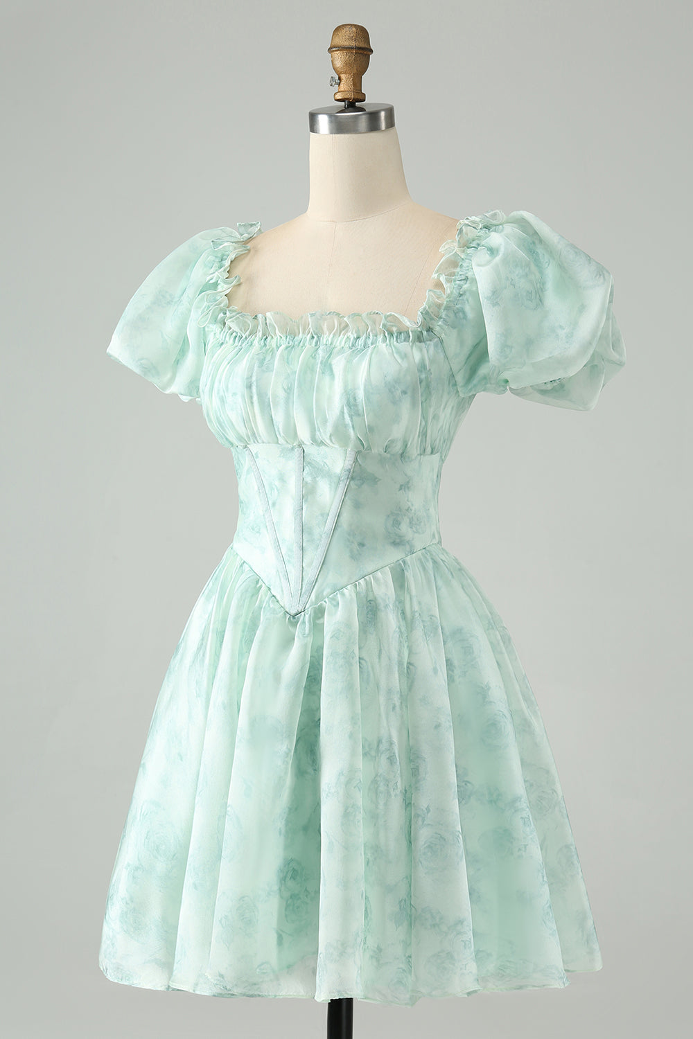 Hermoso vestido de fiesta corto verde claro con escote cuadrado, floral y volantes