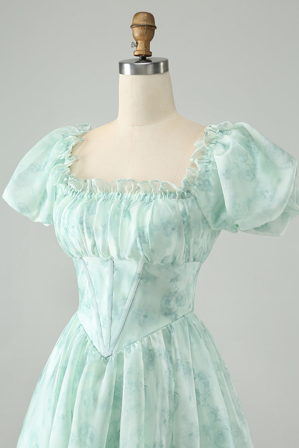 Hermoso vestido de fiesta corto verde claro con escote cuadrado, floral y volantes