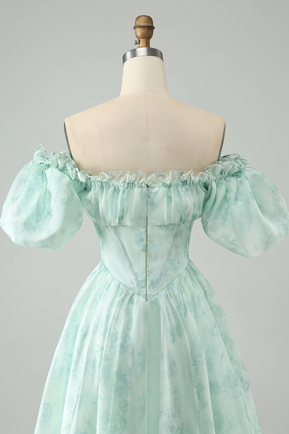Hermoso vestido de fiesta corto verde claro con escote cuadrado, floral y volantes