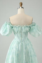 Hermoso vestido de fiesta corto verde claro con escote cuadrado, floral y volantes