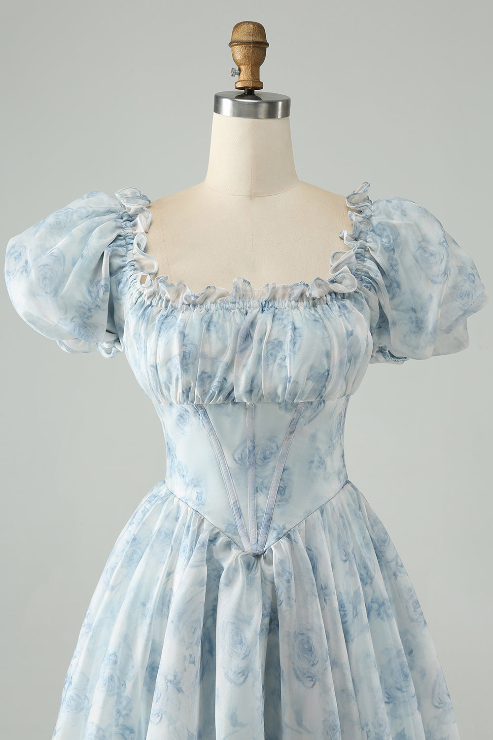 Hermoso vestido de fiesta corto verde claro con escote cuadrado, floral y volantes