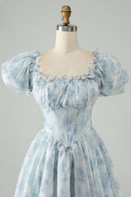 Hermoso vestido de fiesta corto verde claro con escote cuadrado, floral y volantes