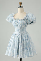 Hermoso vestido de fiesta corto verde claro con escote cuadrado, floral y volantes