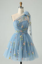 Vestido de fiesta de tul azul grisáceo con un solo hombro y bordado floral
