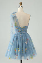 Vestido de fiesta de tul azul grisáceo con un solo hombro y bordado floral