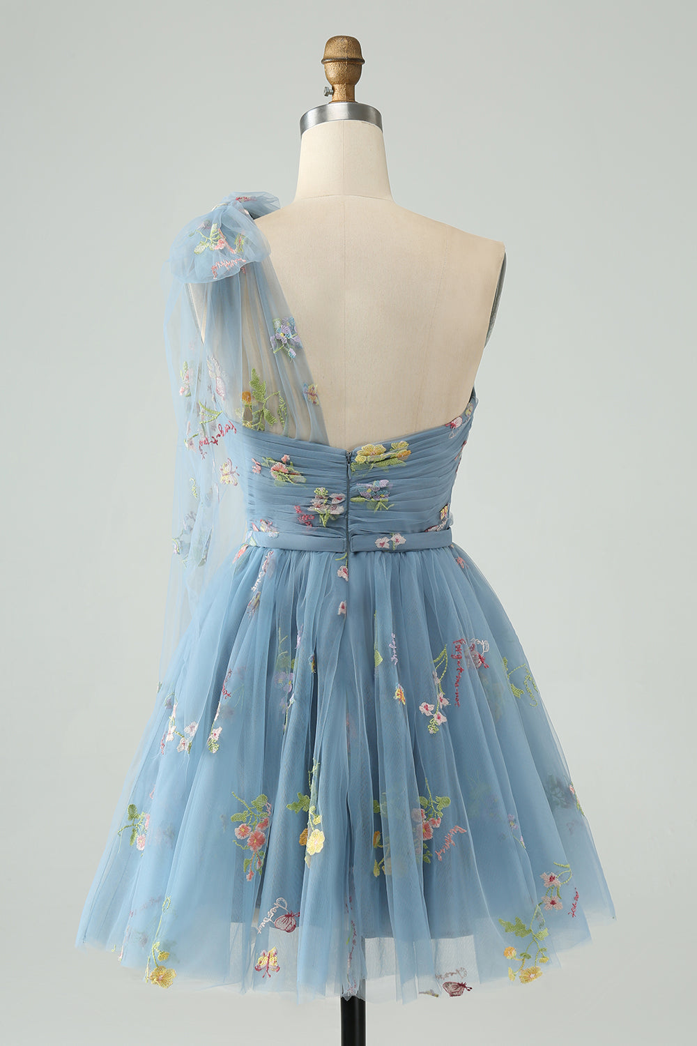 Vestido de fiesta de tul azul grisáceo con un solo hombro y bordado floral