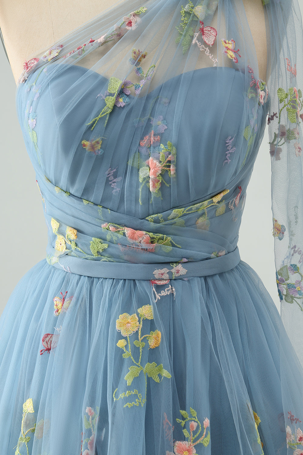Vestido de fiesta de tul azul grisáceo con un solo hombro y bordado floral