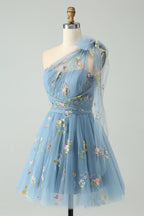 Vestido de fiesta de tul azul grisáceo con un solo hombro y bordado floral