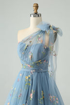 Vestido de fiesta de tul azul grisáceo con un solo hombro y bordado floral