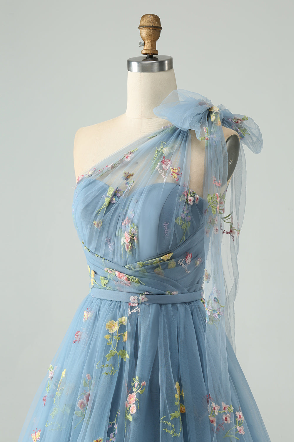 Vestido de fiesta de tul azul grisáceo con un solo hombro y bordado floral