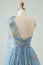 Vestido de fiesta de tul azul grisáceo con un solo hombro y bordado floral