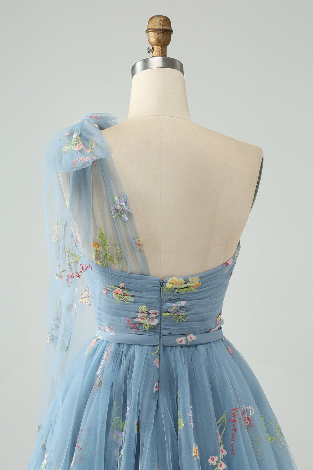 Vestido de fiesta de tul azul grisáceo con un solo hombro y bordado floral