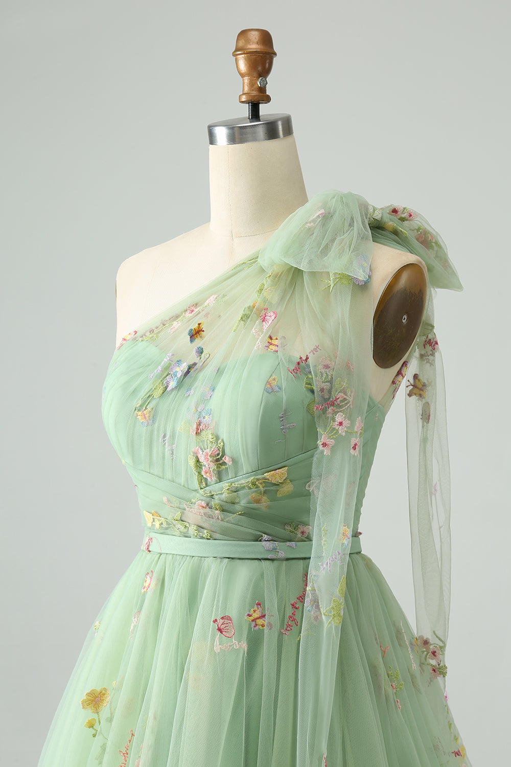 Vestido de fiesta de tul azul grisáceo con un solo hombro y bordado floral