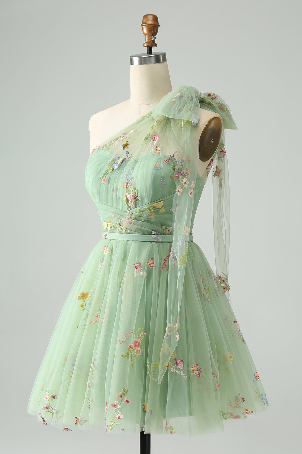 Vestido de fiesta de tul azul grisáceo con un solo hombro y bordado floral