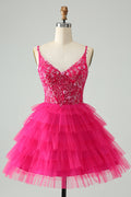 Hermoso vestido de fiesta corto fucsia con tirantes finos, capas y lentejuelas