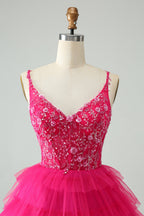 Hermoso vestido de fiesta corto fucsia con tirantes finos, capas y lentejuelas