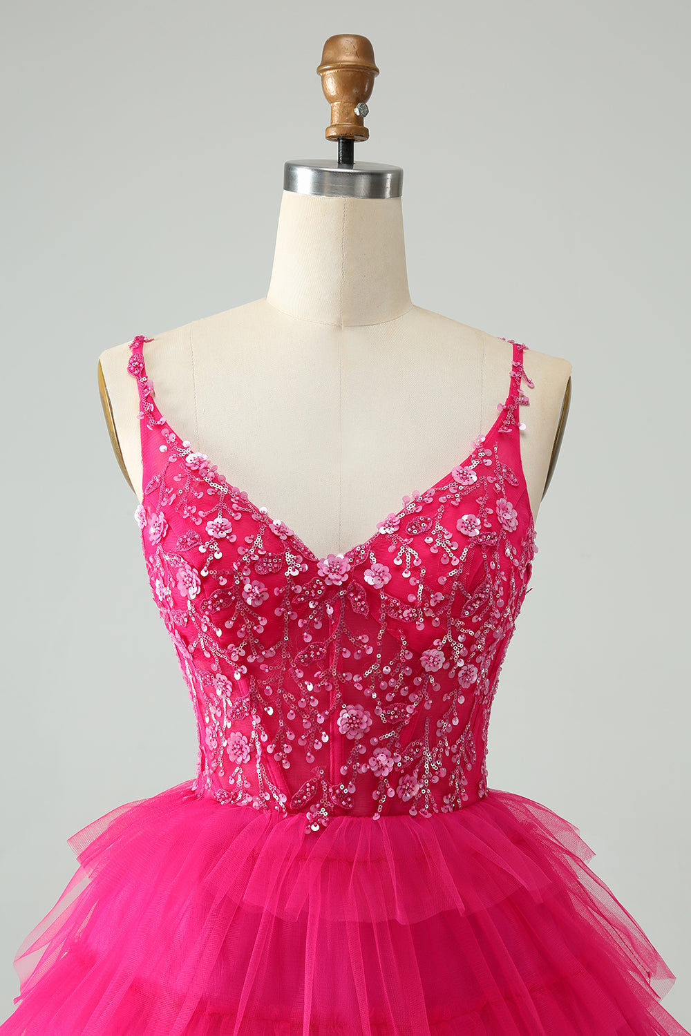 Hermoso vestido de fiesta corto fucsia con tirantes finos, capas y lentejuelas