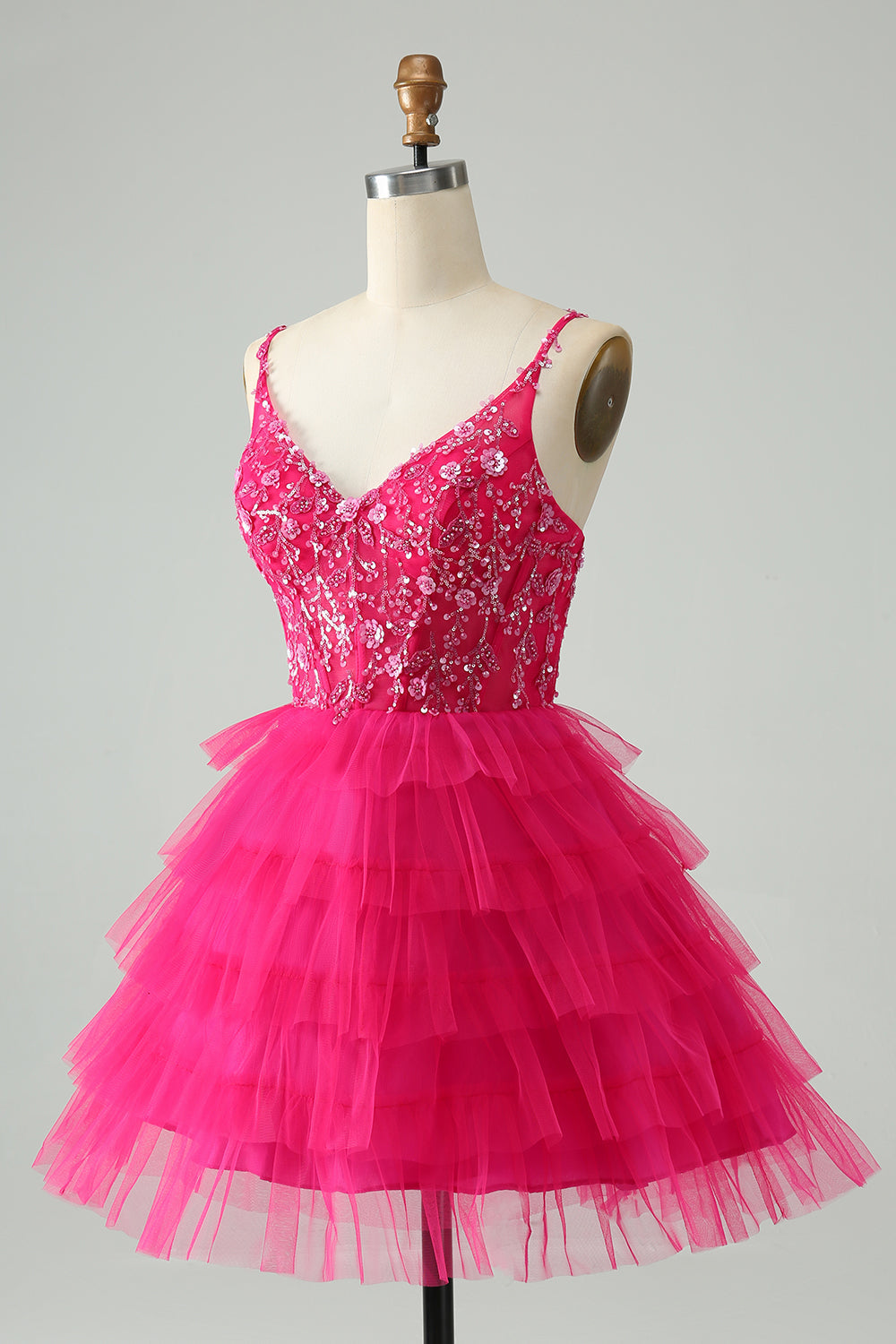 Hermoso vestido de fiesta corto fucsia con tirantes finos, capas y lentejuelas