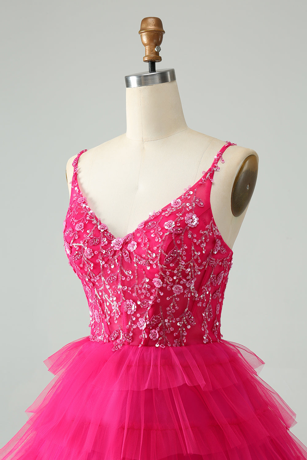 Hermoso vestido de fiesta corto fucsia con tirantes finos, capas y lentejuelas
