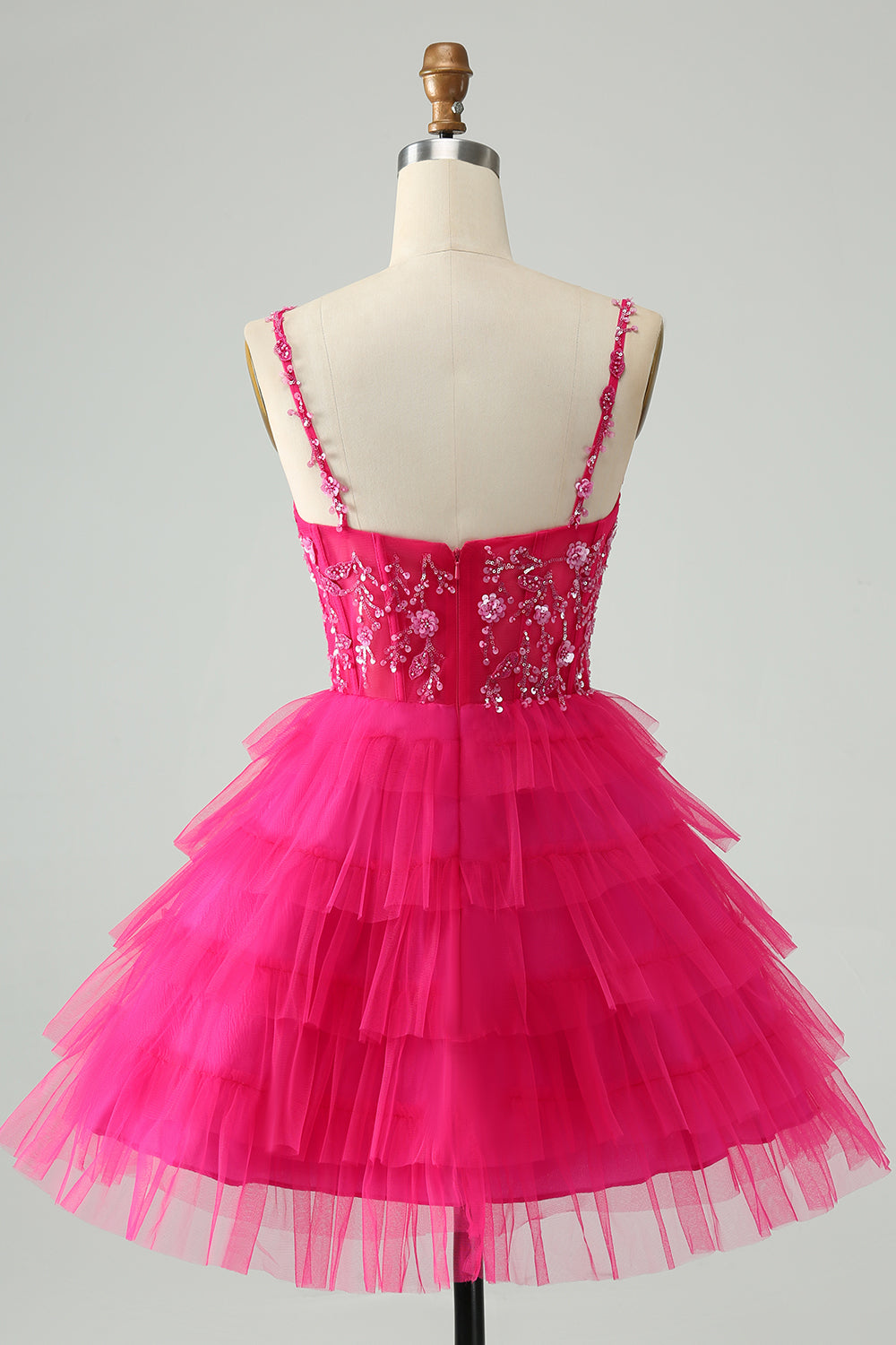 Hermoso vestido de fiesta corto fucsia con tirantes finos, capas y lentejuelas