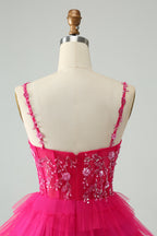 Hermoso vestido de fiesta corto fucsia con tirantes finos, capas y lentejuelas