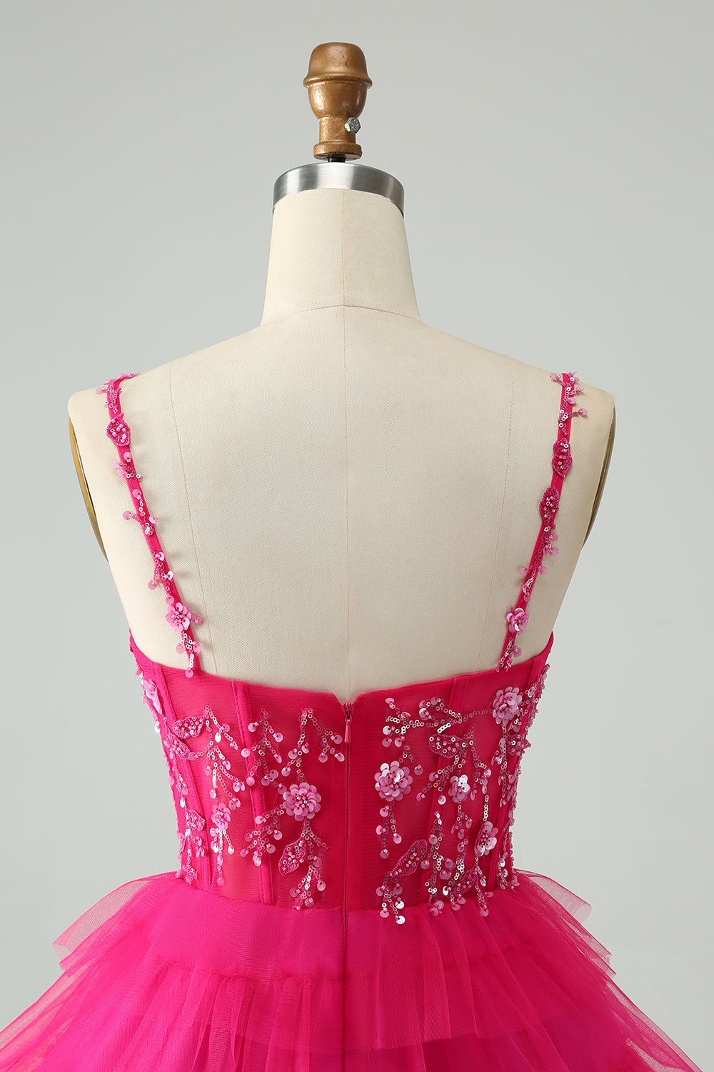 Hermoso vestido de fiesta corto fucsia con tirantes finos, capas y lentejuelas