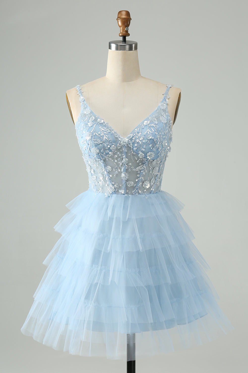 Hermoso vestido de fiesta corto fucsia con tirantes finos, capas y lentejuelas