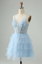 Hermoso vestido de fiesta corto fucsia con tirantes finos, capas y lentejuelas