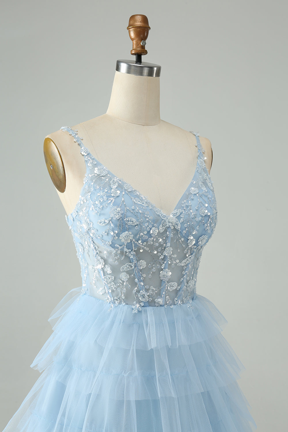 Hermoso vestido de fiesta corto fucsia con tirantes finos, capas y lentejuelas