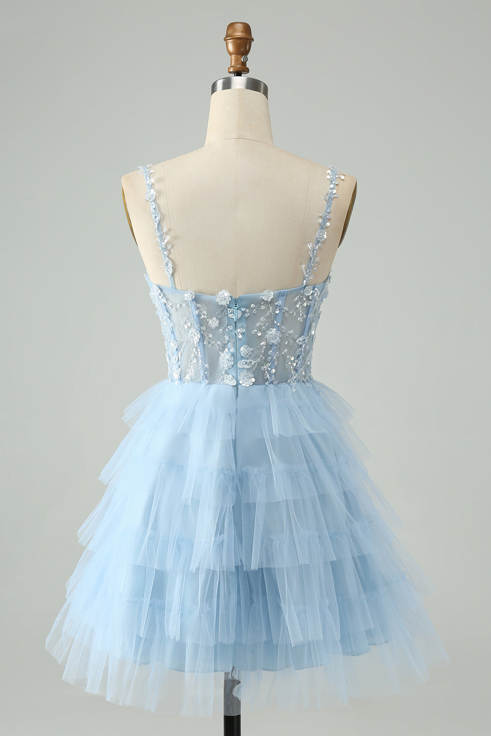 Hermoso vestido de fiesta corto fucsia con tirantes finos, capas y lentejuelas