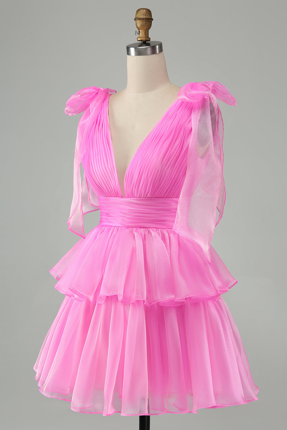 Hermoso vestido de fiesta corto rosa intenso con escote en V, espalda descubierta, plisado y capas
