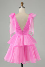 Hermoso vestido de fiesta corto rosa intenso con escote en V, espalda descubierta, plisado y capas