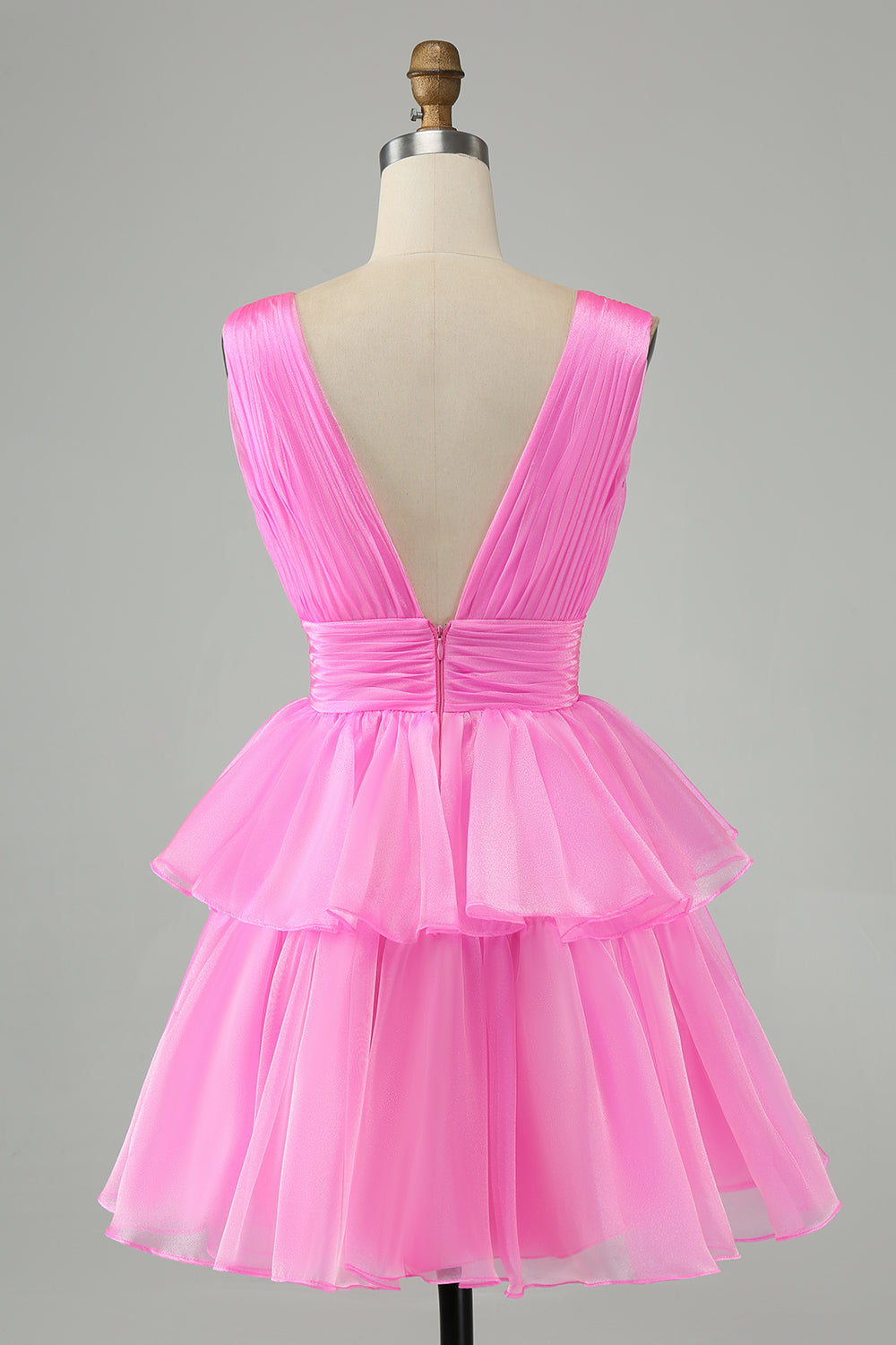 Hermoso vestido de fiesta corto rosa intenso con escote en V, espalda descubierta, plisado y capas