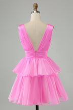 Hermoso vestido de fiesta corto rosa intenso con escote en V, espalda descubierta, plisado y capas