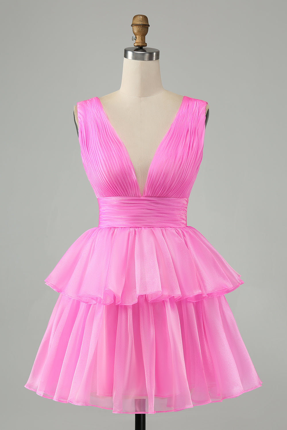 Hermoso vestido de fiesta corto rosa intenso con escote en V, espalda descubierta, plisado y capas