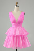 Hermoso vestido de fiesta corto rosa intenso con escote en V, espalda descubierta, plisado y capas