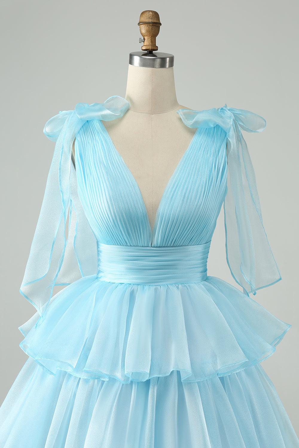 Hermoso vestido de fiesta corto rosa intenso con escote en V, espalda descubierta, plisado y capas