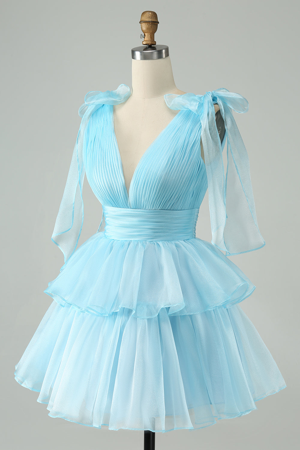 Hermoso vestido de fiesta corto rosa intenso con escote en V, espalda descubierta, plisado y capas