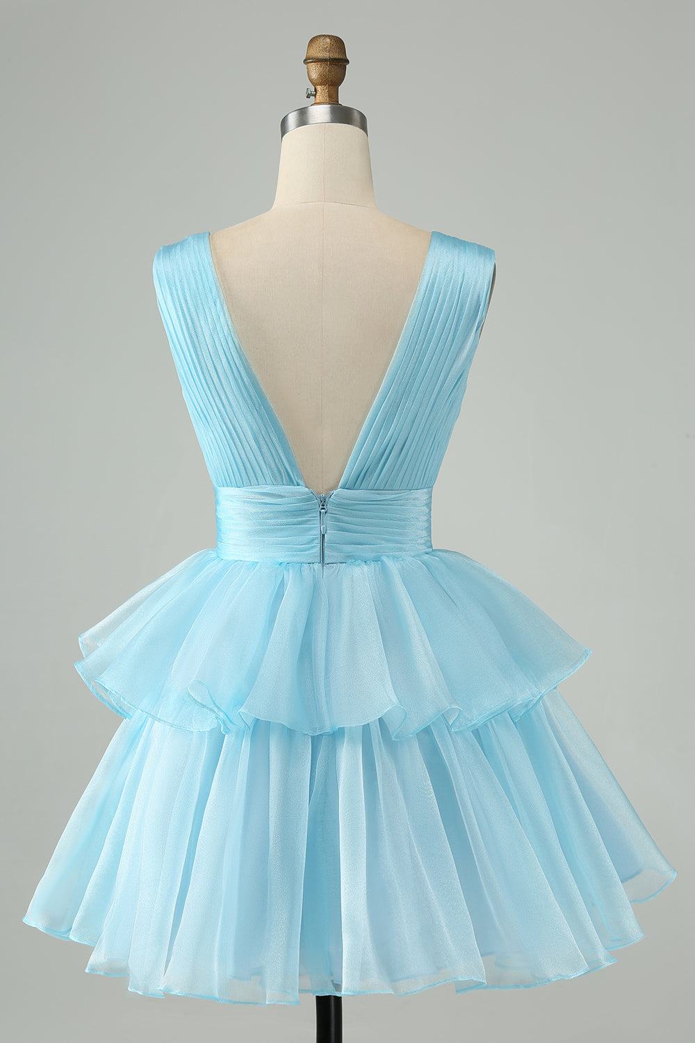 Hermoso vestido de fiesta corto rosa intenso con escote en V, espalda descubierta, plisado y capas