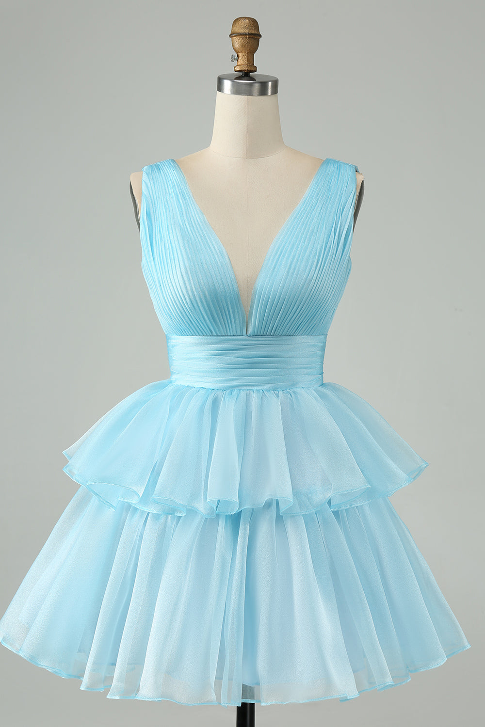 Hermoso vestido de fiesta corto rosa intenso con escote en V, espalda descubierta, plisado y capas
