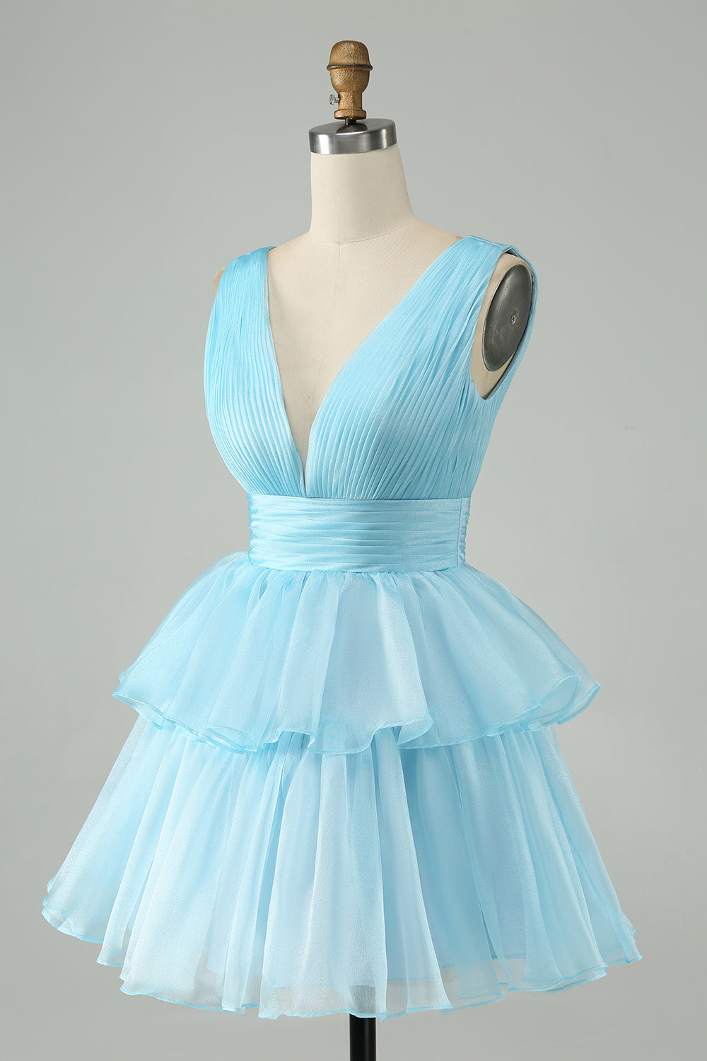 Hermoso vestido de fiesta corto rosa intenso con escote en V, espalda descubierta, plisado y capas