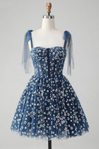 Vestido corto azul marino de fiesta con tirantes finos, estampado de corsé y corte en A